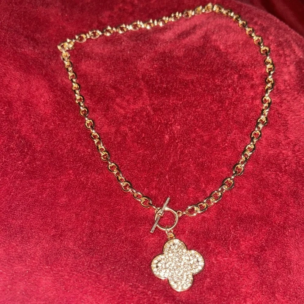 chunky gold tone chain Love clover bling pendant necklace - Picture 4 of 9